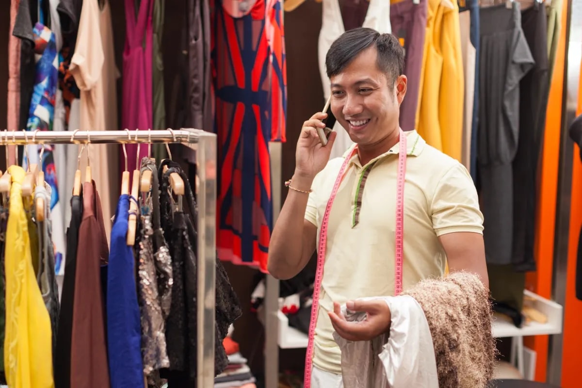 Independent maker speaking with a customer from a clothing studio